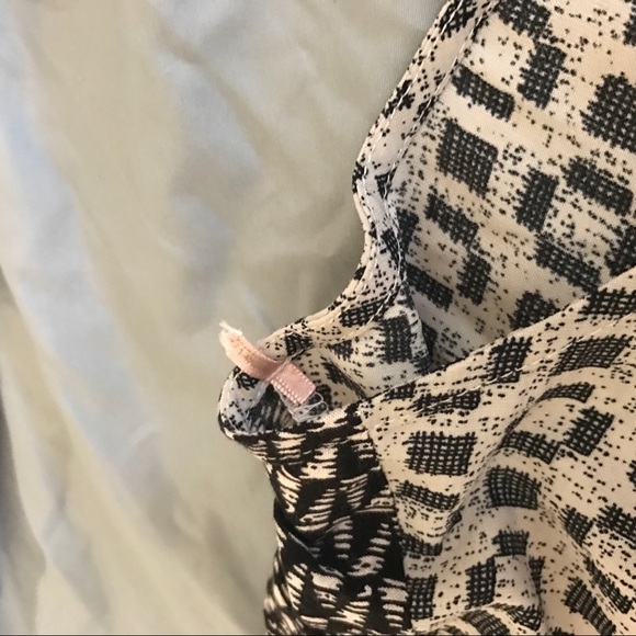 F21 Short Sleeved Patterned Blouse - Picture 3 of 8